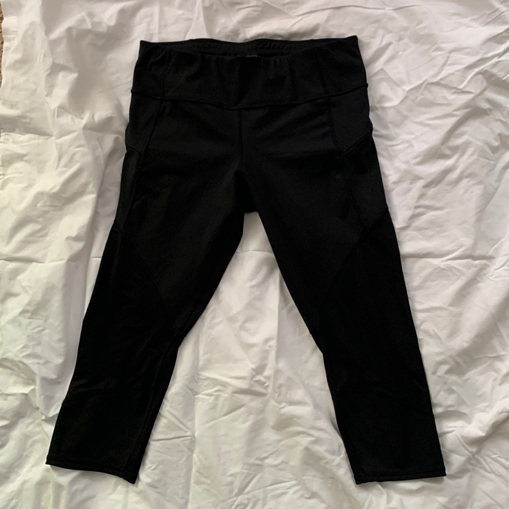 Athleta Black Cropped Leggings size Large - zipper pocket